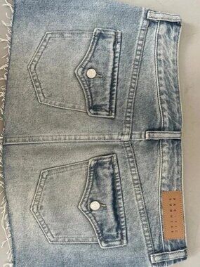 Light Wash Raw Hem Denim Mini Skirt XS / US 2